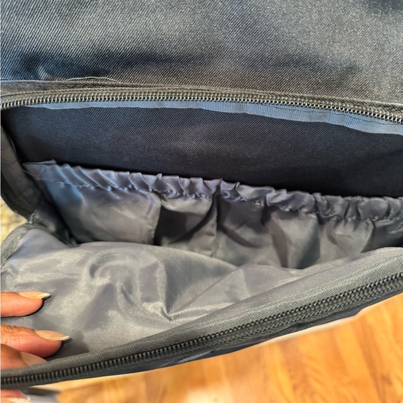 LIKE NEW EDDIE BAUER CASCADE BAG - Picture 4 of 15